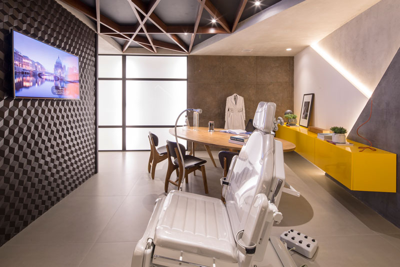 Carbone Deluxe Decortiles no Consultório do Cabelo por Simmetria Arquitetura