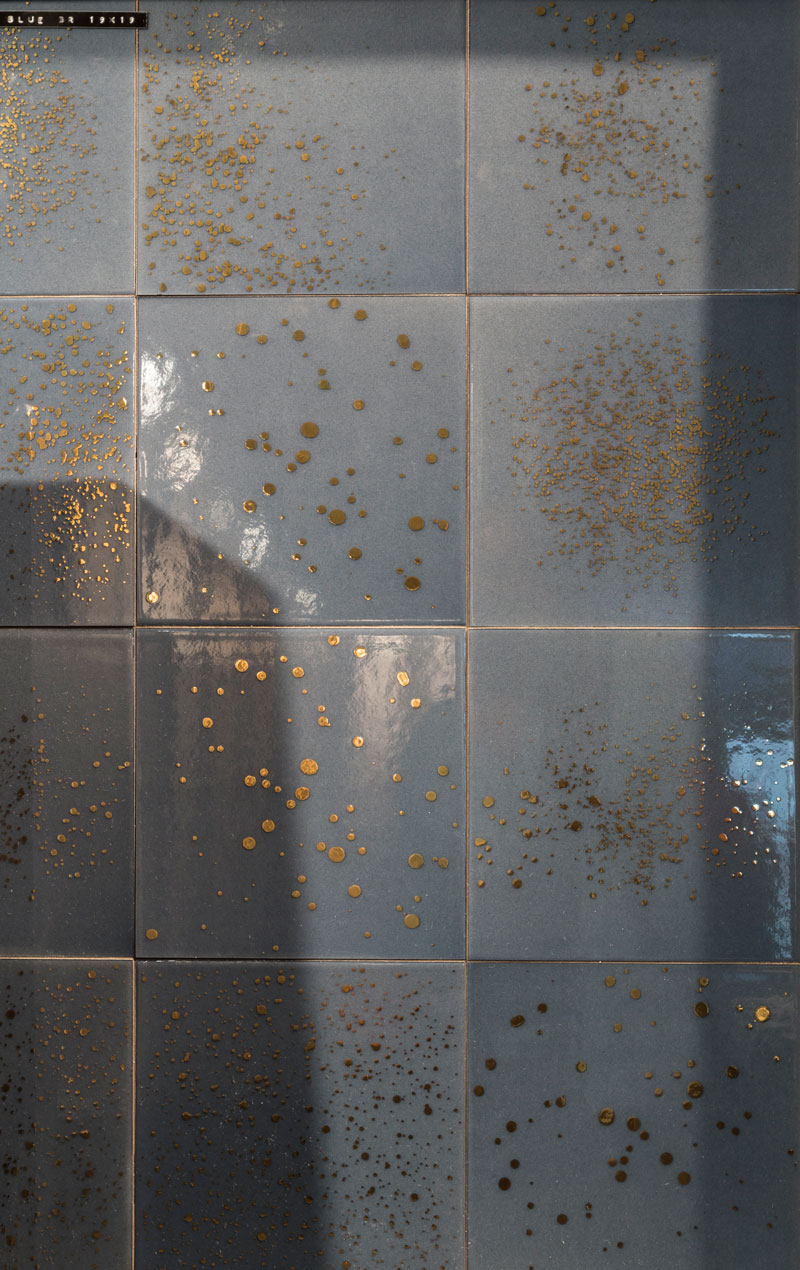 azulejo-com-pontos-de-ouro-luxo-na-decoração-Decortiles_Expo_Revestir_2017