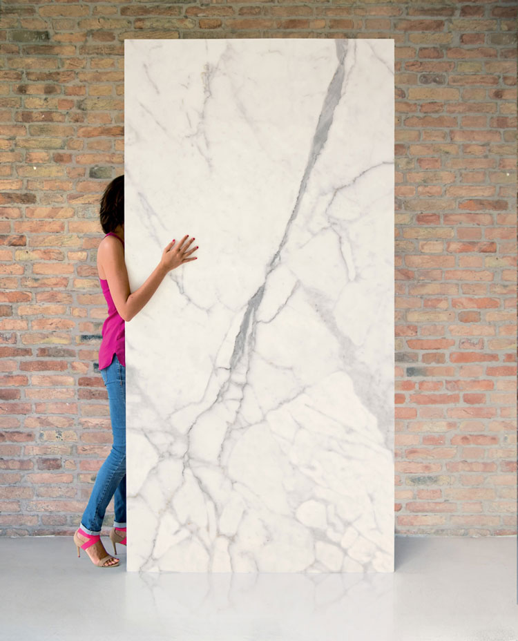porcelanato gigante para a criação de bancadas sem emenda - produto carrara da marca decortiles