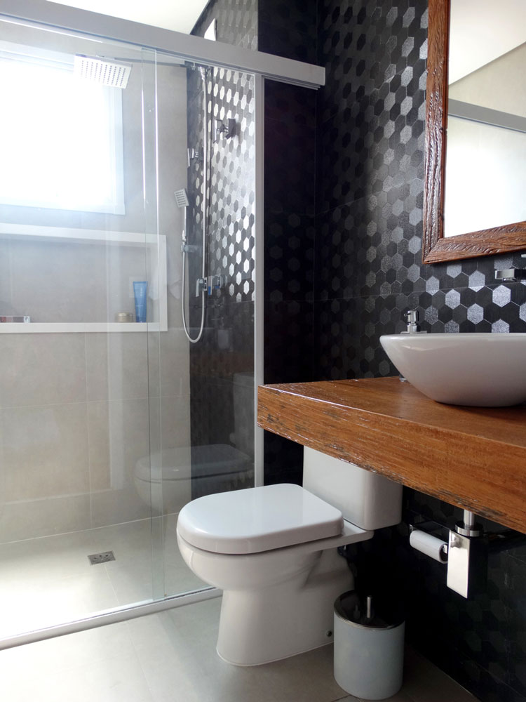 banheiro com azulejo metalizado decortiles six