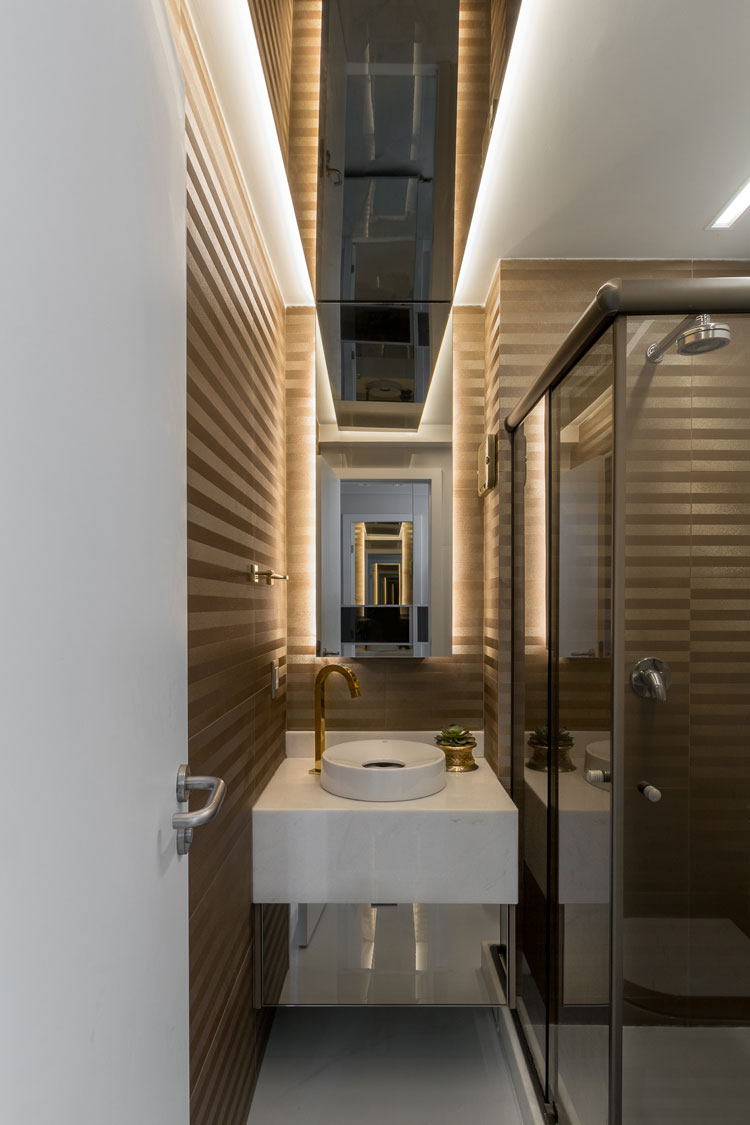banheiro com revestimento dourado decortiles six gold