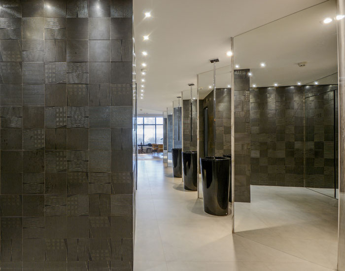 decortiles-casa-cor-goias-2018-studio-dup-banheiro-unissex-somos-todos-iguais-absolut-concreto-90x90cm_tear-ouro-19x19cm-azulejo-metálico-foto-marcus-camargo