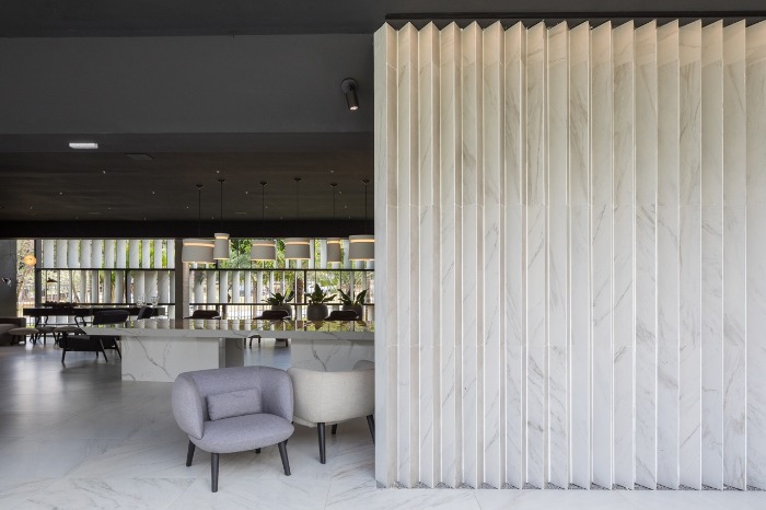 1 porcelanatos gigantes decortiles-casa-cor-brasilia-2018-choque-arquitetura-neocarrara-ac-90x90cm_calacata-po-120x240cm-foto-haruo-mikami