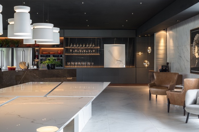 10 decortiles-casa-cor-brasilia-2018-choque-arquitetura-neocarrara-ac-90x90cm_calacata-po-120x240cm_dark-ac-120x240cm-foto-haruo-mikami
