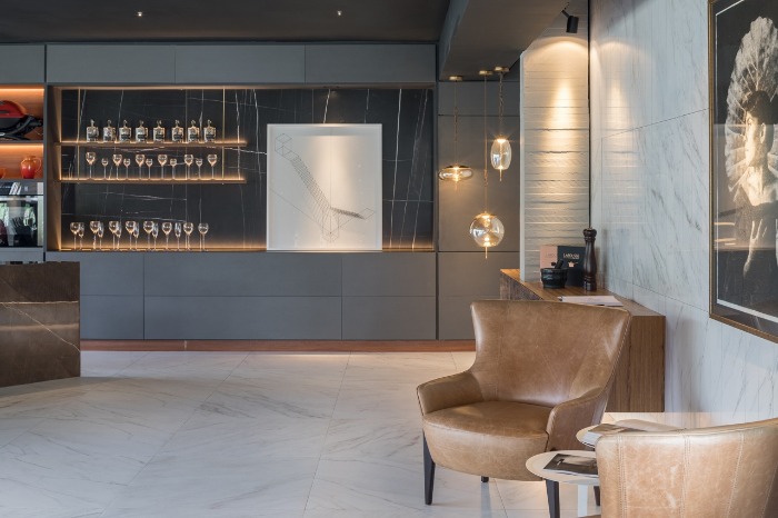 11 decortiles-casa-cor-brasilia-2018-choque-arquitetura-neocarrara-ac-90x90cm_neocarrara-po-90x90cm_dark-ac-120x240cm-foto-haruo-mikami