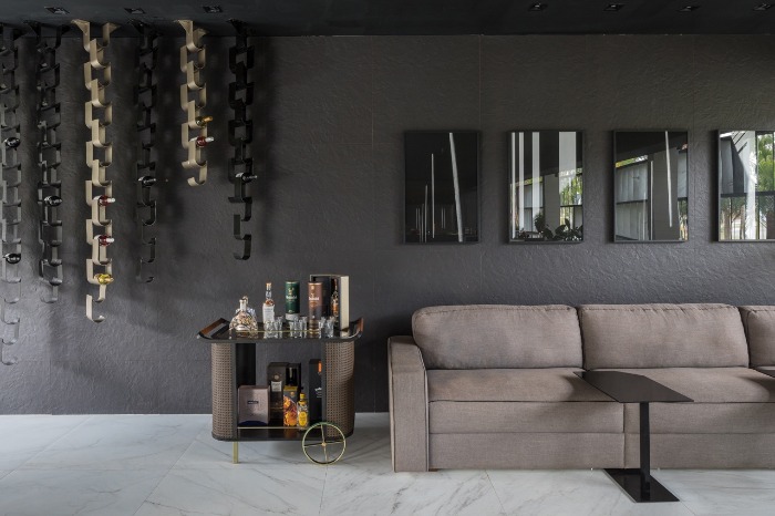 13 porcelanato preto decortiles-casa-cor-brasilia-2018-choque-arquitetura-neocarrara-ac-90x90cm_grunge-petroleo-nat-80x80cm-foto-haruo-mikami