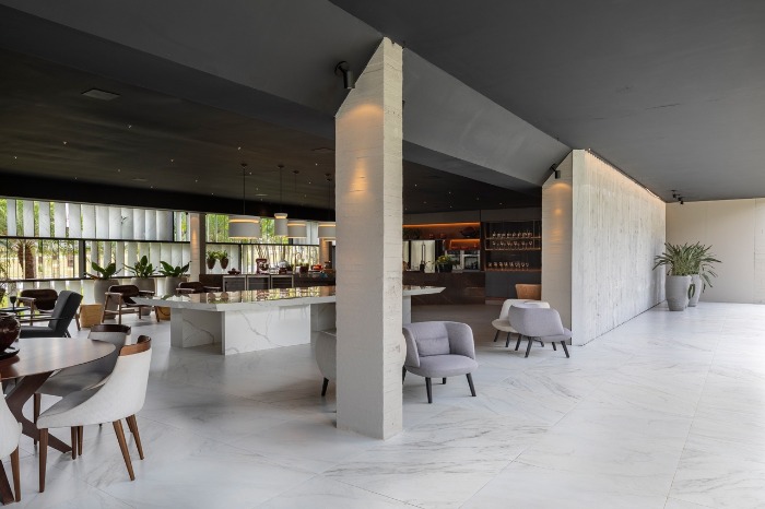 2 decortiles-casa-cor-brasilia-2018-choque-arquitetura-porcelanato-neocarrara-ac-90x90cm_porcelanato-calacata-po-120x240cm-foto-haruo-mikami