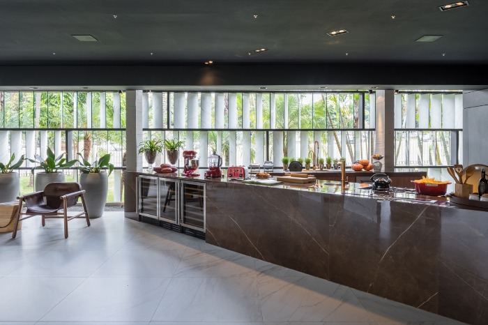 3 porcelanatos gigantes decortiles-casa-cor-brasilia-2018-choque-arquitetura-neocarrara-ac-90x90cm_bronzo-po-120x240cm-foto-haruo-mikami