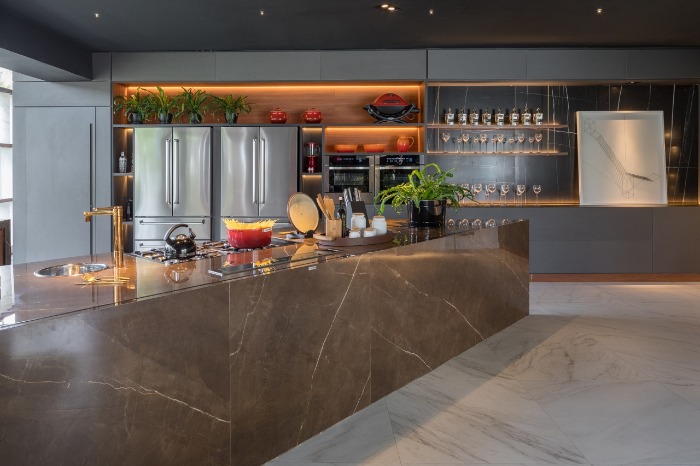 5 bancada esculpida em porcelanato decortiles-casa-cor-brasilia-2018-choque-arquitetura-neocarrara-ac-90x90cm_bronzo-po-120x240cm_dark-ac-120x240cm-foto-haruo-mikami