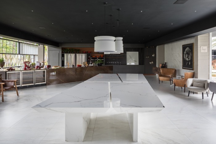 7 mesas esculpidas em porcelanato decortiles-casa-cor-brasilia-2018-choque-arquitetura-neocarrara-ac-90x90cm_calacata-po-120x240cm_bronzo-po-120x240cm-foto-haruo-mikami