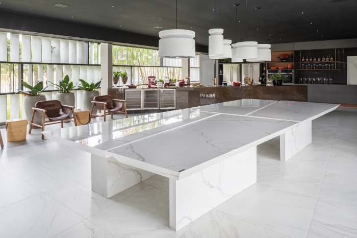 8 mesa em porcelanato decortiles-casa-cor-brasilia-2018-choque-arquitetura-neocarrara-ac-90x90cm_calacata-po-120x240cm_bronzo-po-120x240cm-foto-haruo-mikami