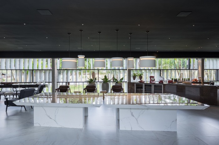 9 mesa esculpida em porcelanatos gigantes decortiles-casa-cor-brasilia-2018-choque-arquitetura-neocarrara-ac-90x90cm_calacata-po-120x240cm-foto-haruo-mikami