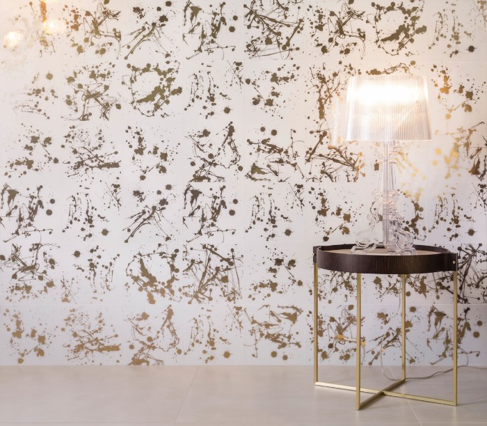 azulejo artístico ink decortiles traz detalhes metalizados que lembram respingos de tinta na parede (1)