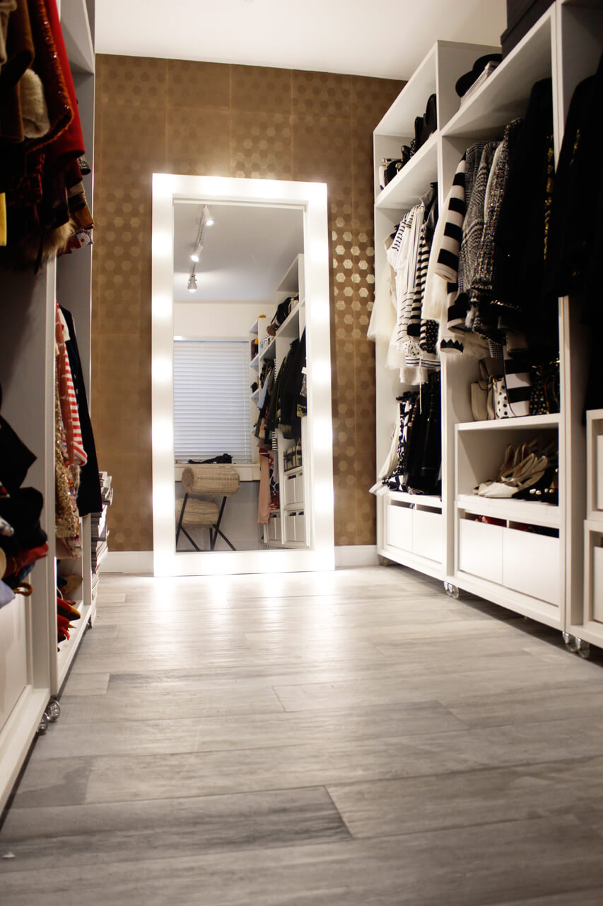 closet do apartamento da blogueira flávia linden do fashioncoolture com revestimentos decortiles urbanwood