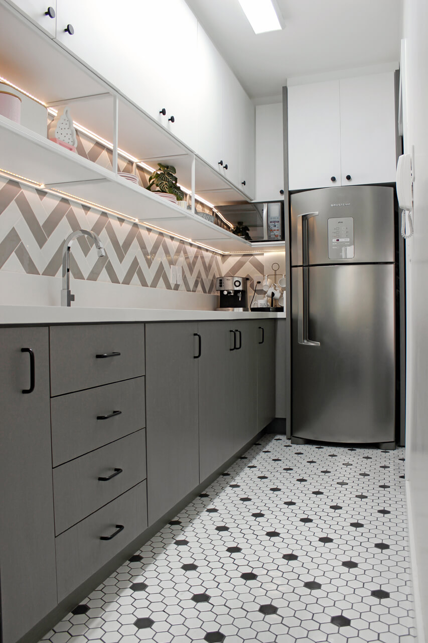 cozinha do apartamento da blogueira flávia linden do fashioncoolture com revestimentos decortiles sixties e colorsoul