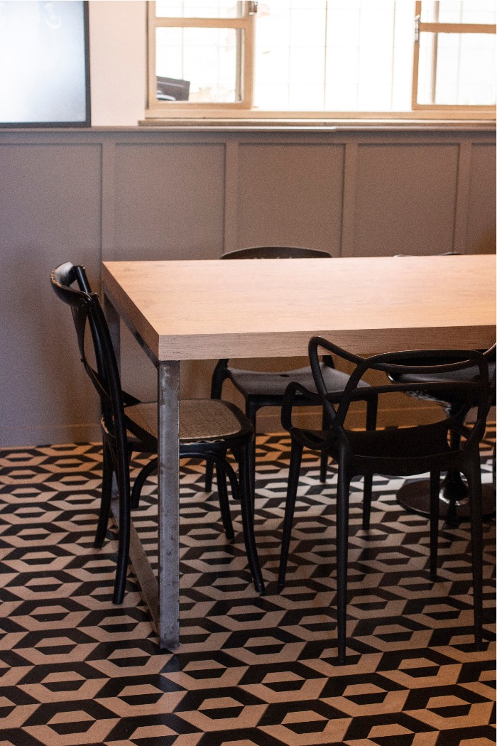 3 revestimento hexagonal preto e branco decortiles na sala de jantar do.edu
