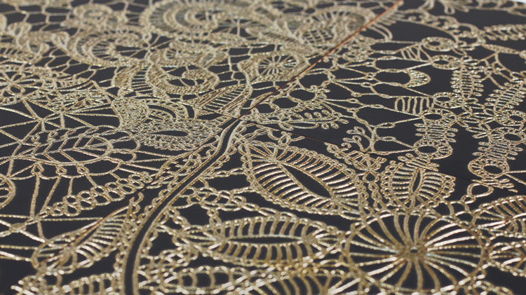 azulejo com detalhe rendado dourado effect decortiles