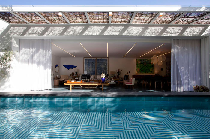 piscina-azul-com-azulejo-al-mare-decortiles-casa-cor-sp-2017-marina-linhares-foto-marco-antonio-03