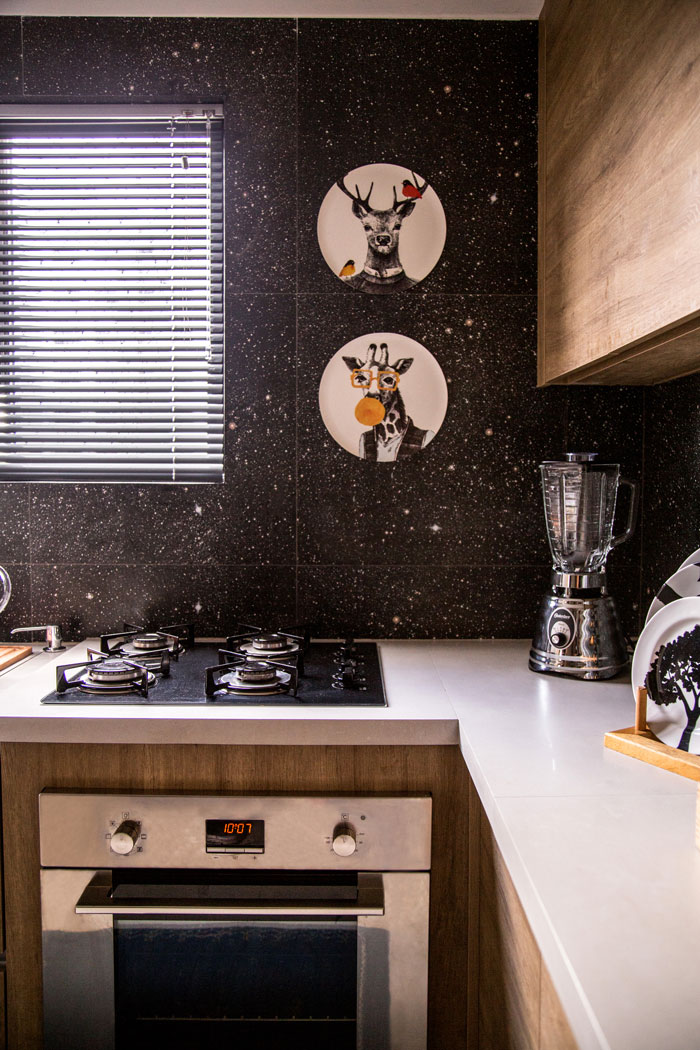3 cozinha-revestimentos-assinados-irmãos-campana-decortiles-projeto-studio-carol-bezerra-foto-fabricio-medeiros