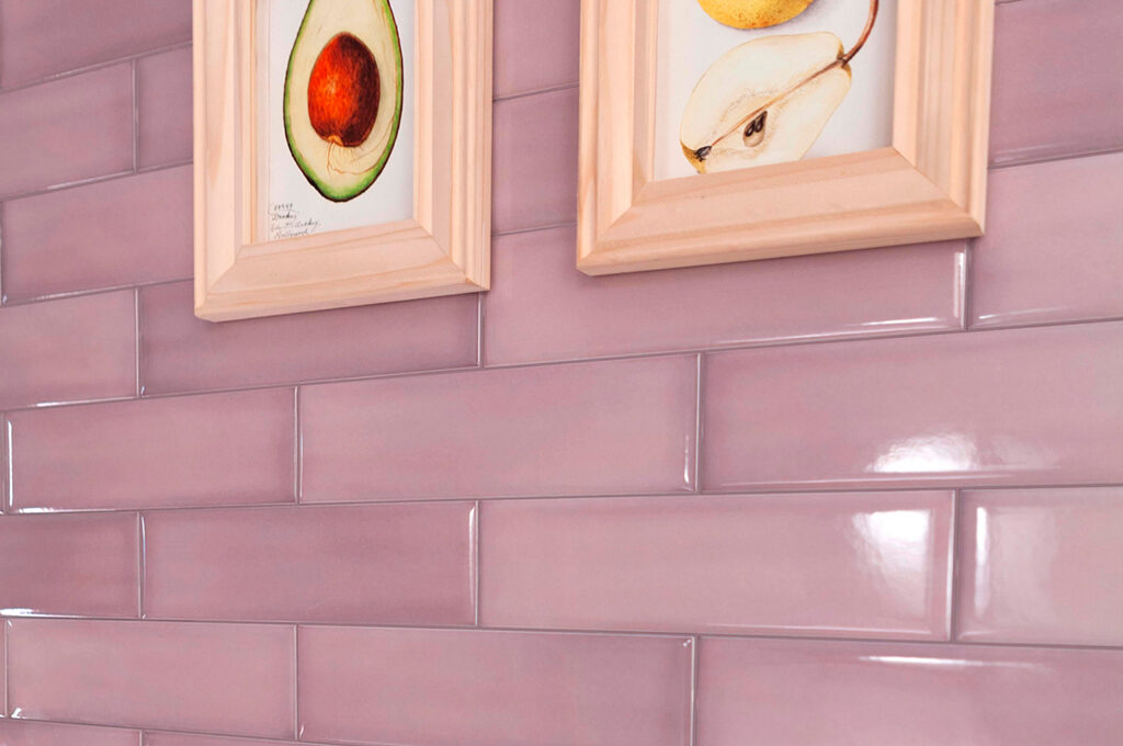 Parede de cozinha com o revestimento Aquarela da Decortiles