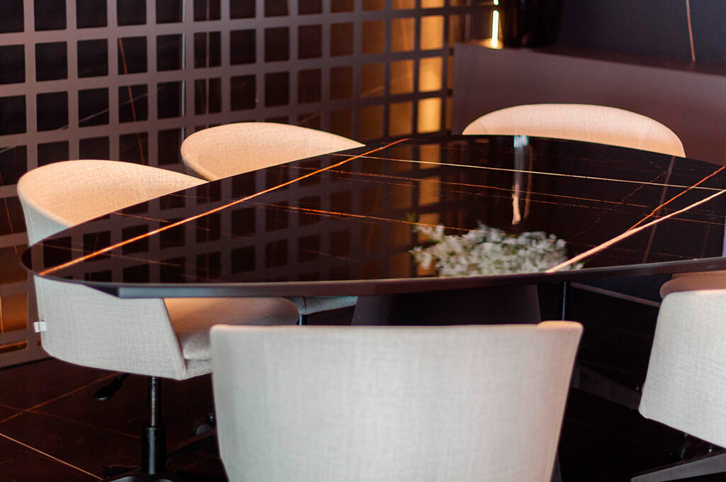 Mesa em porcelanato com Black Marmo da Decortiles