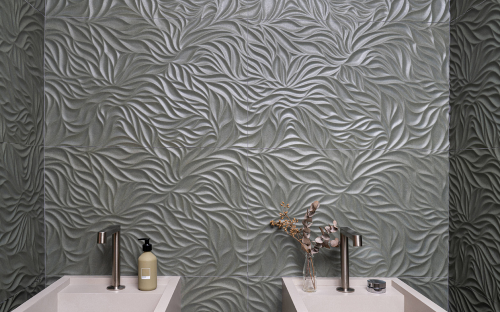 Revestimento Royal Agave MT 45x120cm em parede de banheiro; relevo orgânico verde suave com bancada clara.