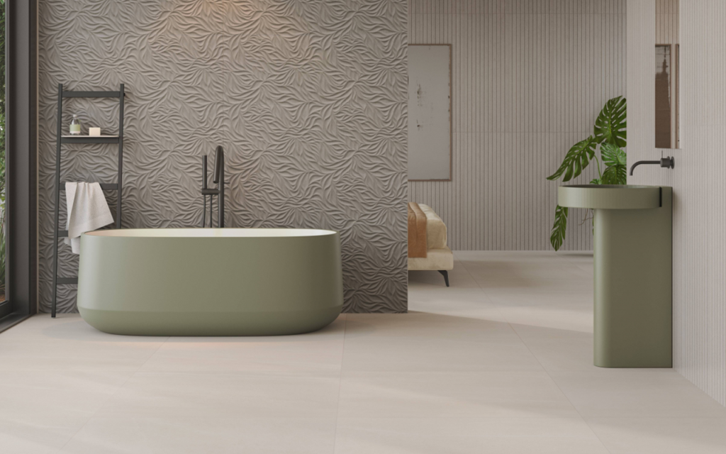 Painel Royal Prata MT 45x120cm texturizado; piso Copa Osso e detalhe Lambri Fog em ambiente minimalista claro.