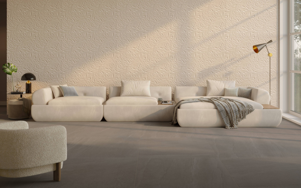 Sala aconchegante com painel Royal Fendi MT 45x120cm em relevo e piso Copa Cement MA; tons neutros sofisticados.