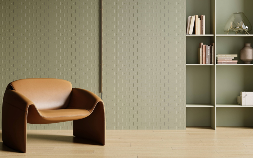 Painel verde Carol Gay Traço Selva AC 30x90cm com textura geométrica sutil em espaço com prateleiras e poltrona de madeira.