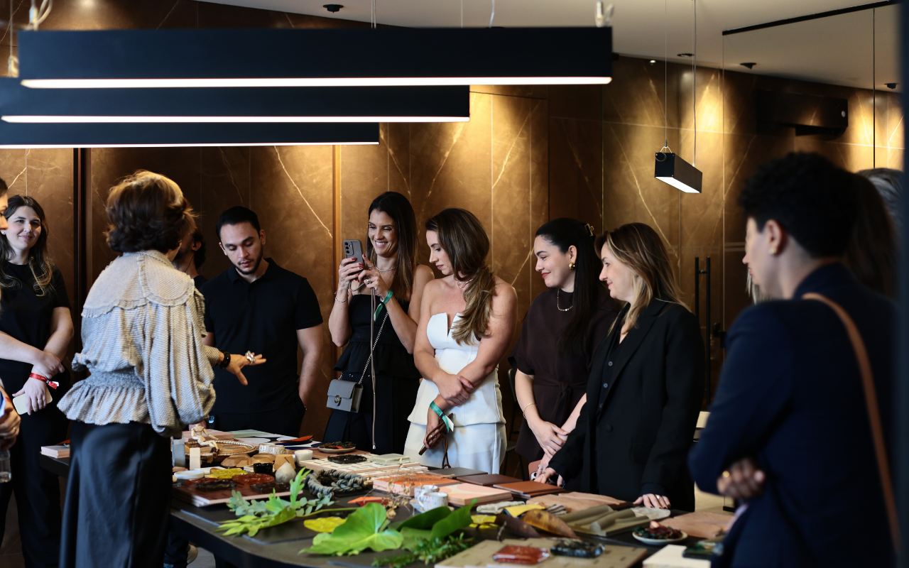 Carol Gay conduz oficina de moodboard durante a Tile Week